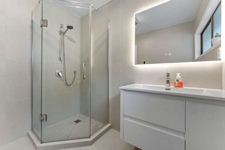 2/1 Trelawny Place Hillcrest_17