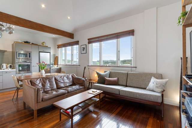 10/73C Carlton Gore Newmarket_4