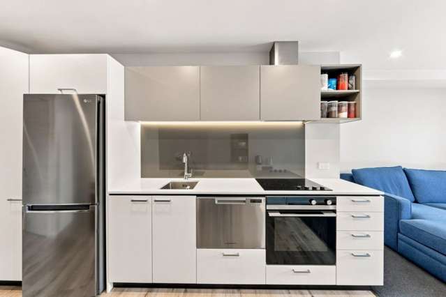 Stylish Townhouse with Parking in Addington