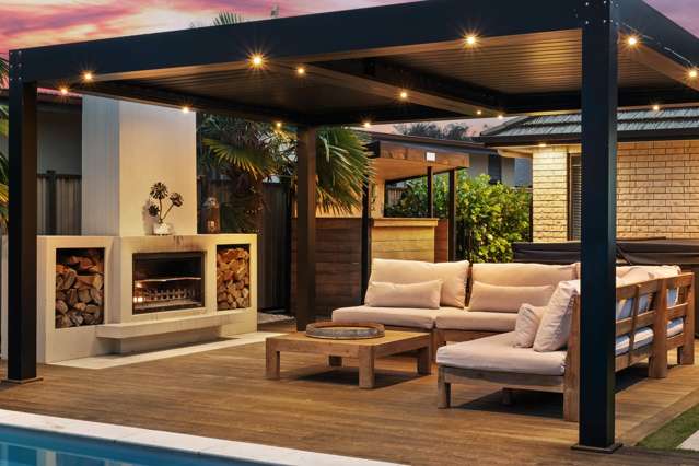 Stylish Family Home with Pool & Studio in Oaklands
