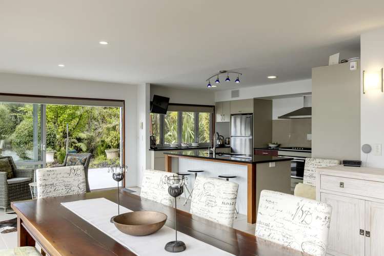26 Whakamoenga Point Acacia Bay_9
