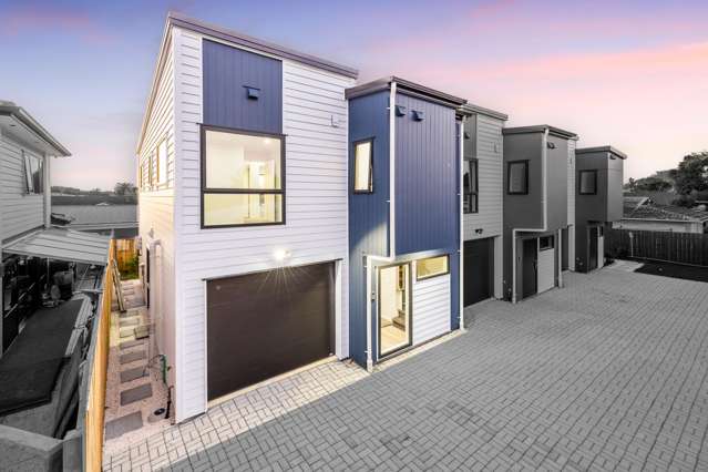 Option for 3 bedrooms or 2 bedrooms + 2 lounge