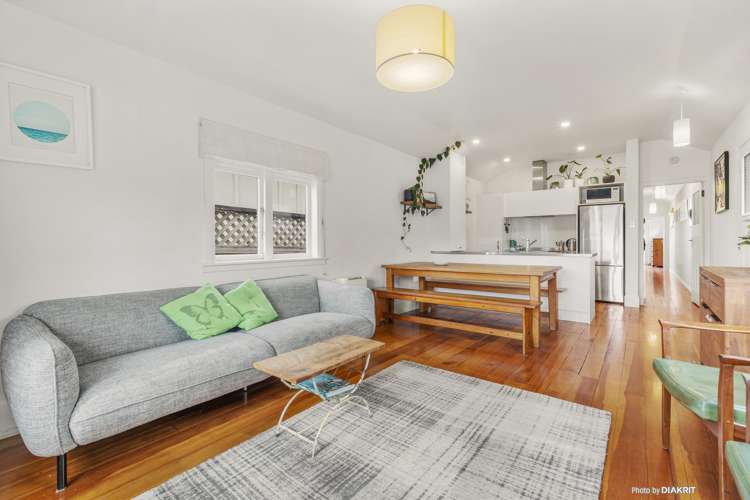 18 Apu Crescent Lyall Bay_5