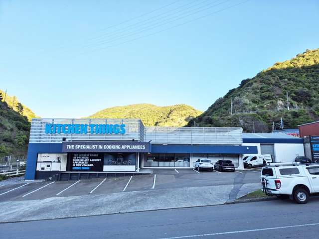 Flexible Commercial Facility with Strategic Connectivity