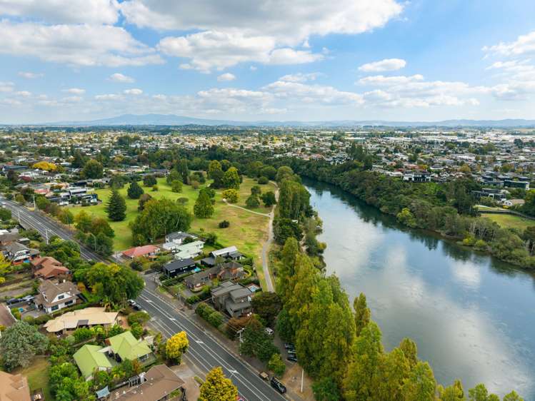 809 River Road Chartwell_33