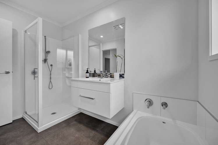 34 Honeyfield Drive Whalers Gate_24