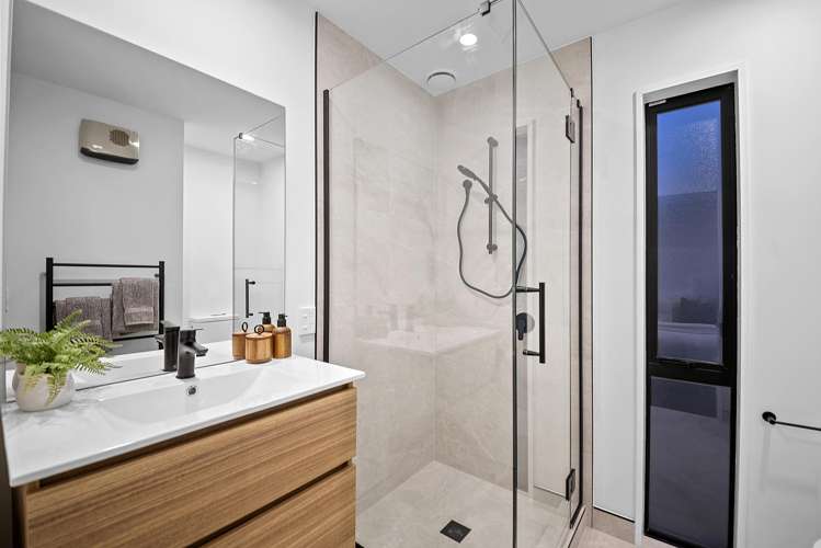 1/118 McFaddens Road St Albans_6