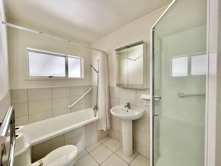 2/957a Beach Road Torbay_7