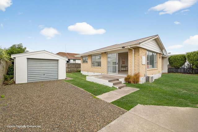 Stylishly Updated Living in a Prime Setting