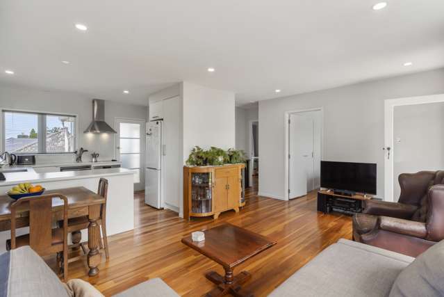 Effortless Style and Easy Living in Takapuna