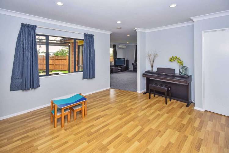 8 Aberdeen Crescent Wattle Downs_12