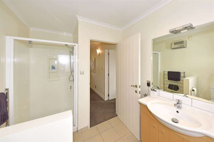 9 Strathmore Gardens Burwood_17