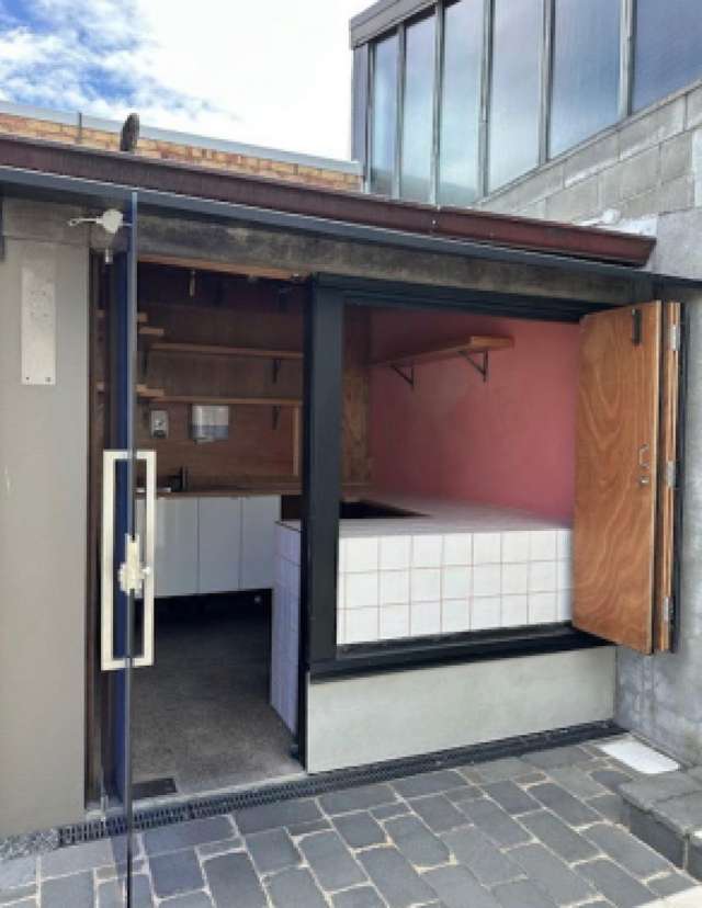 Compact Retail or Storage Space in Osborne Lane