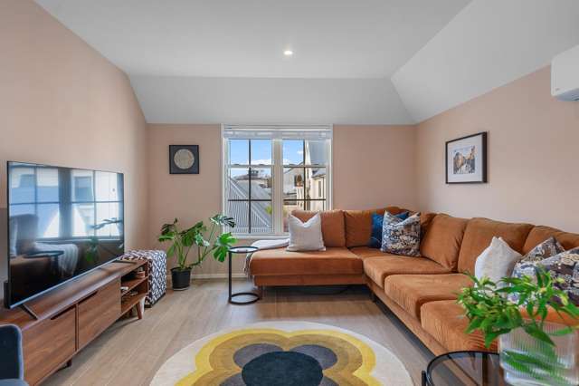 Uptown Heritage-Style Apartment!