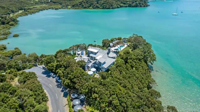 Couple marry in their waterfront mansion to ‘70s song Stumblin’ In