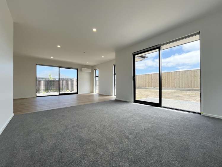 22 Harlequin Drive 11103_8