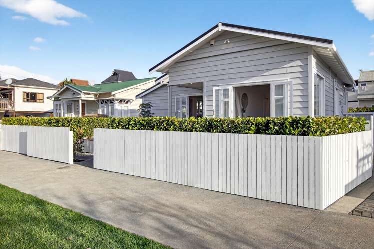 10 Joan Street Pt Chevalier_18