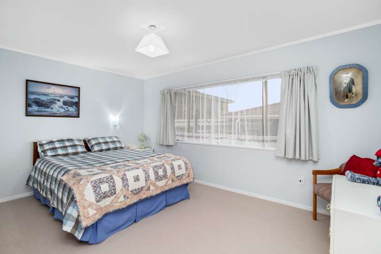 8 Paisley Street Mellons Bay_11