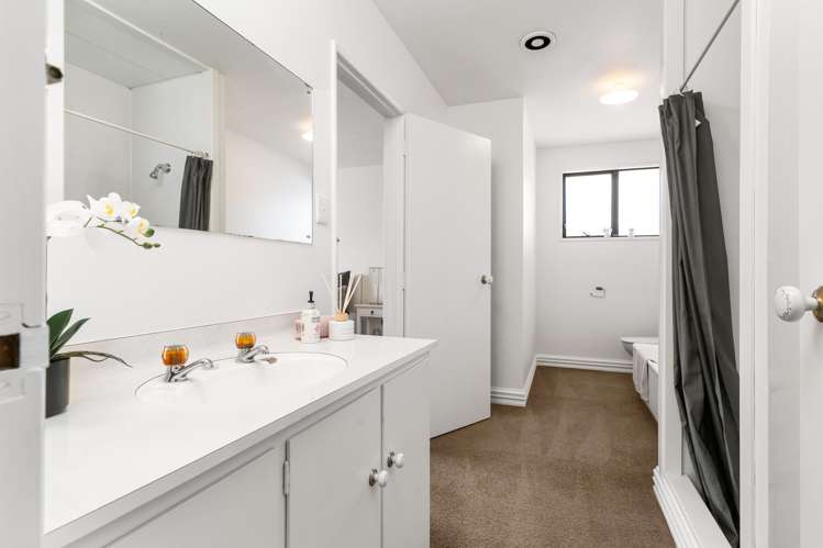 2/11 Office Road Merivale_15