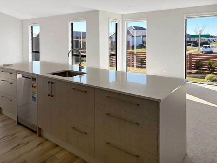 45 Charles Upham Drive 11353_3