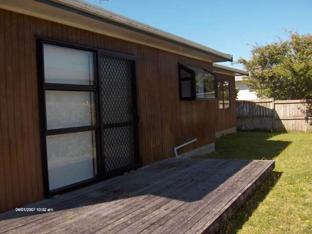 Sun-Drenched Cedar Sanctuary in Heart of Pt Chev