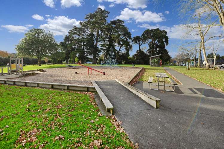 2/180 Henderson Valley Road Henderson_15