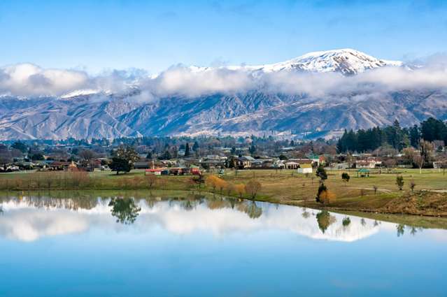 More Auckland buyers than houses for sale: The small town cashing in on Queenstown's success