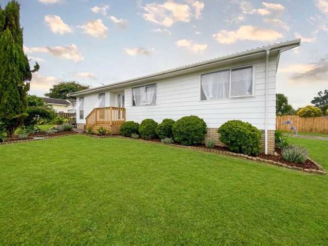 Charming 3 Bedroom Home on Fully Fenced Corner...