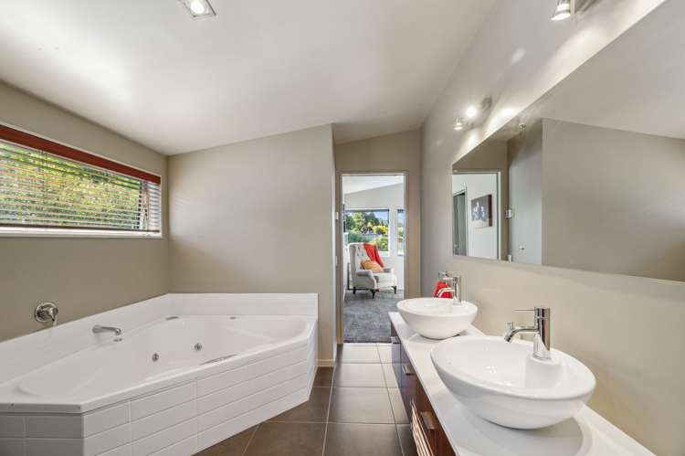 1/10 Krissell Place Acacia Bay_12