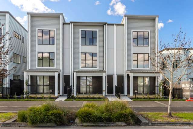 3 Ensuites & 2 Living Rooms - Amazing Layout
