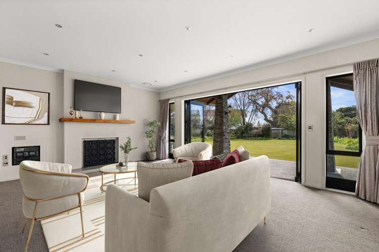 566 Lyndhurst Road Frimley_1