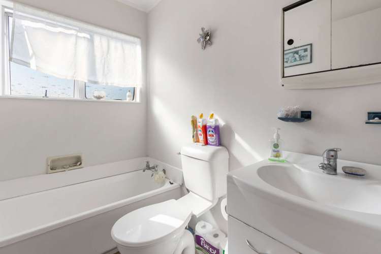 7 Cedar Place Owhata_14