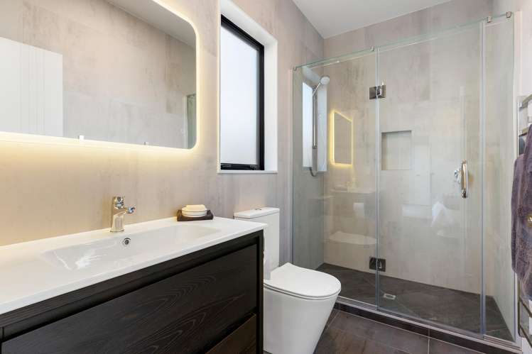 9 and 13 Arahi Road Clevedon_13