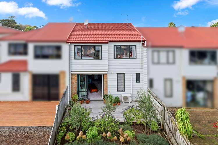 21/22 Northcross drive_0