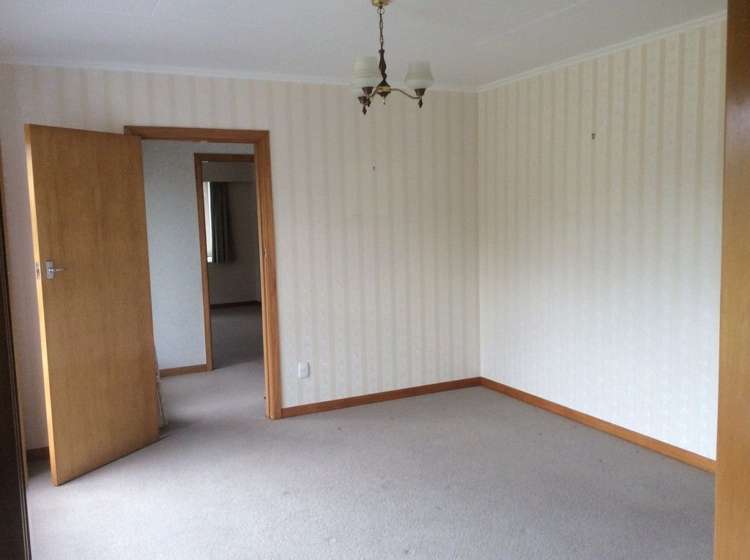 8 Eaton Crescent Otamatea_5