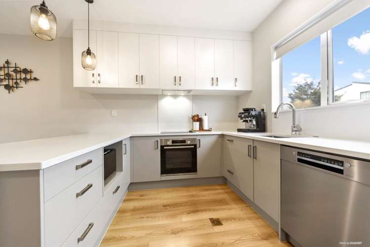 21 Kaimai Avenue Massey_4