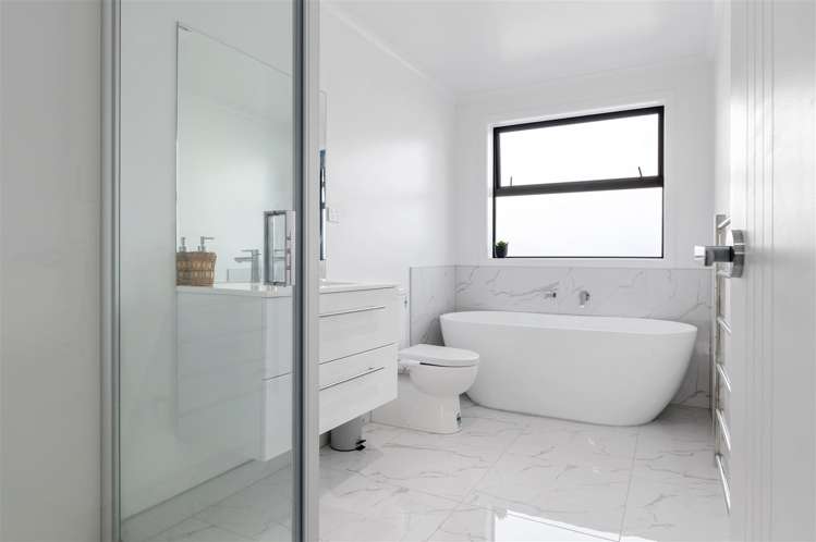 16 Inuwai Street Glenview_6