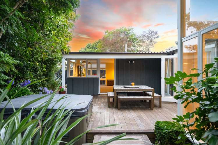 24 Moerangi Street West End_25