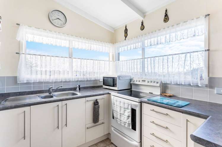 42a Target Road Totara Vale_3