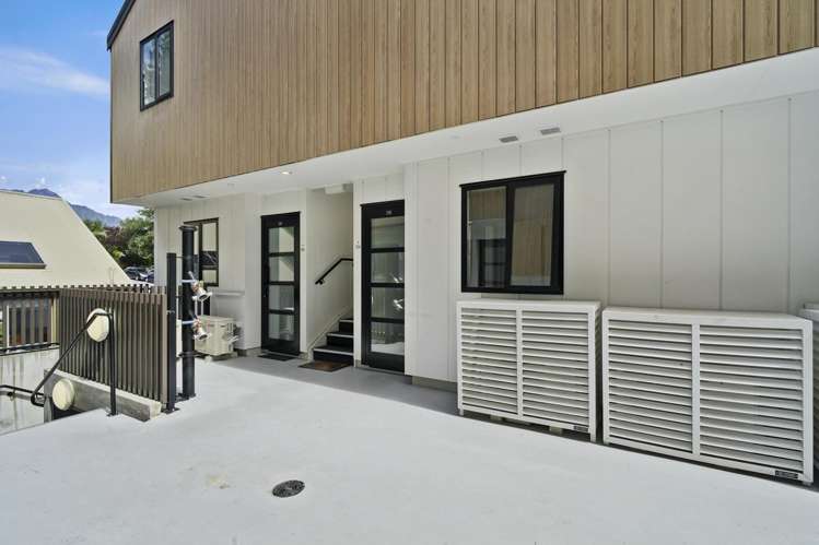 21B/135 Hallenstein Street Queenstown_10