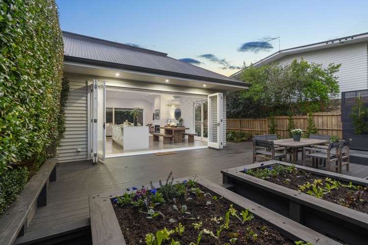 2 Ascot Avenue Narrow Neck_10