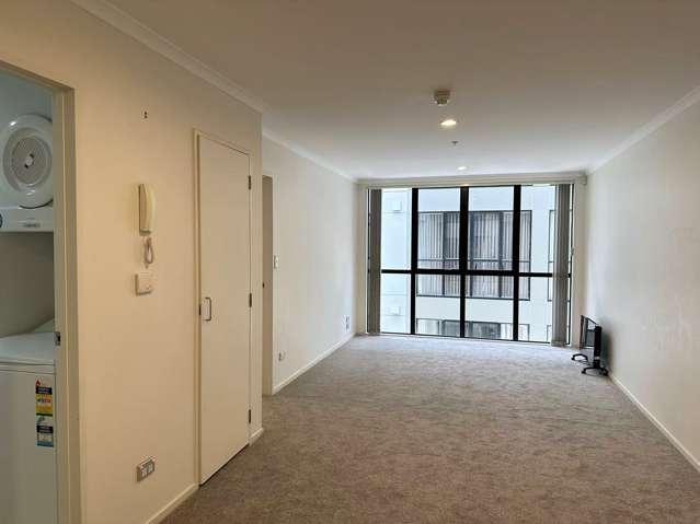 B408/176 Broadway Newmarket_1