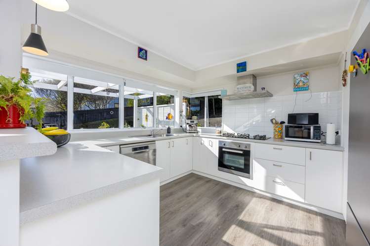 2/984 Whangaparaoa Road Manly_5