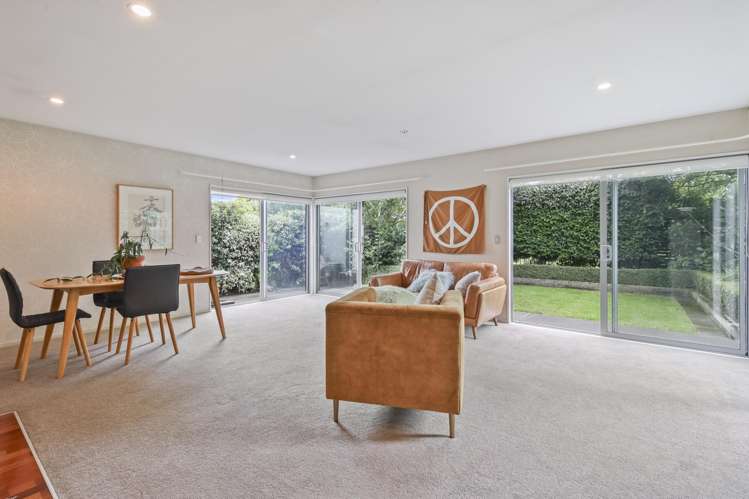 15 Famille Close Yaldhurst_11