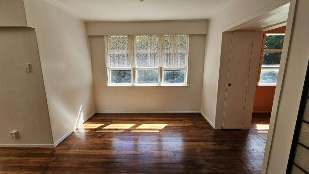 LARGE HOME FOR FAMILIES OR FLATTIES! 4