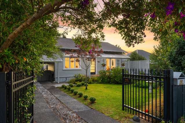 Charming 1930s Bungalow with Studio