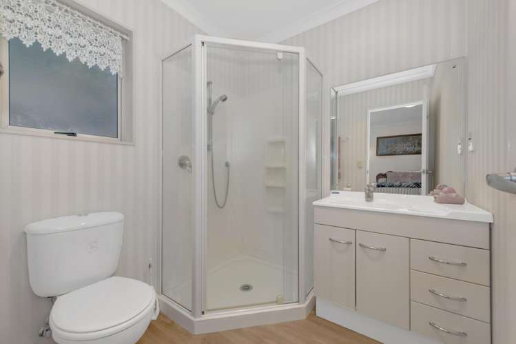 24a Orinda Close Botany Downs_13