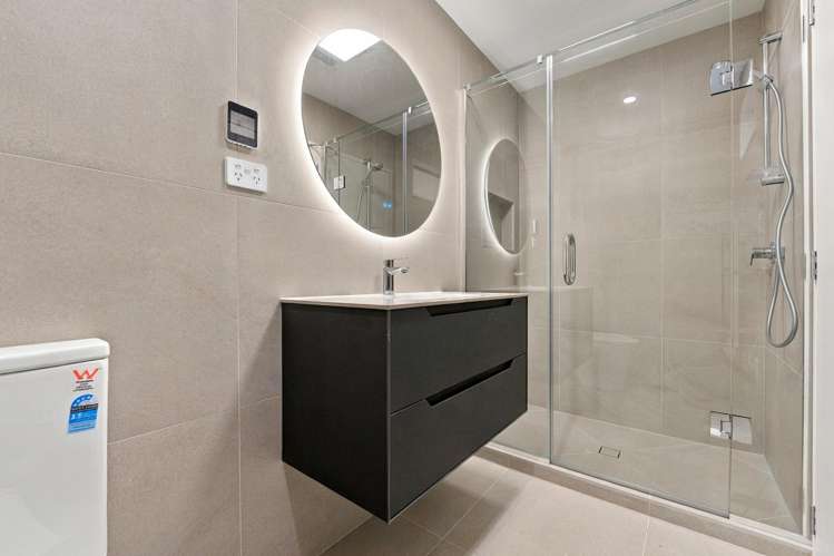 Units 1-3/48 Roberts Road Te Atatu South_9