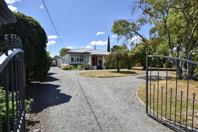 Stately Bungalow in the Heart of Carterton