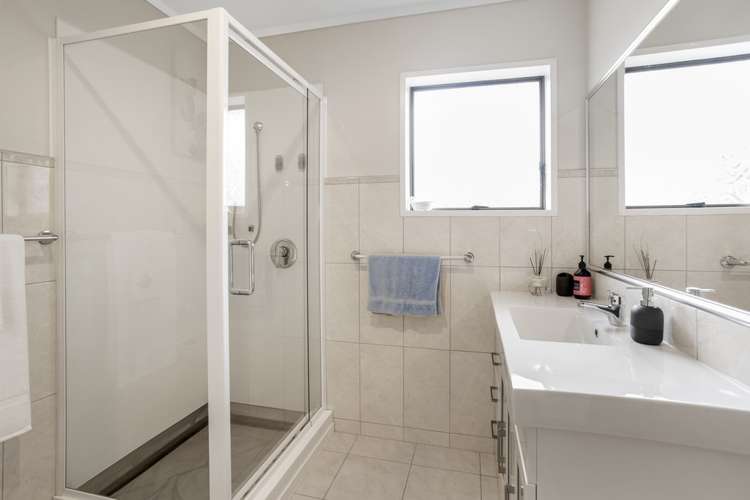 8 Paisley Street Mellons Bay_15